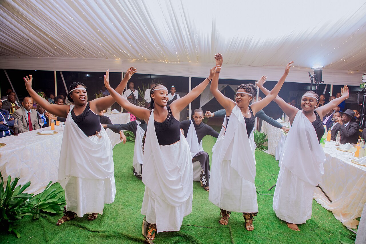 Ubuvanganzo ni ijambo ry’ikinyarwanda risobanura “literature” mu cyongereza. Ni urwego rw’ubuhanzi rufite intego yo kugaragaza ibitekerezo, amarangamutima, n’ubuzima bw’abantu mu buryo bw’inyandiko. 