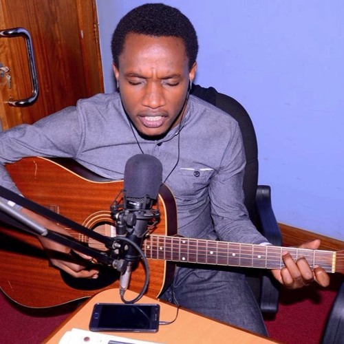 Dominic Ashimwe, ari nayo mazina ye yose yiswe n’ababyeyi, ni umunyarwanda ufite ubwenegihugu bw’u Rwanda. Ni umuririmbyi w’indirimbo zo kuramya no guhimbaza Imana.