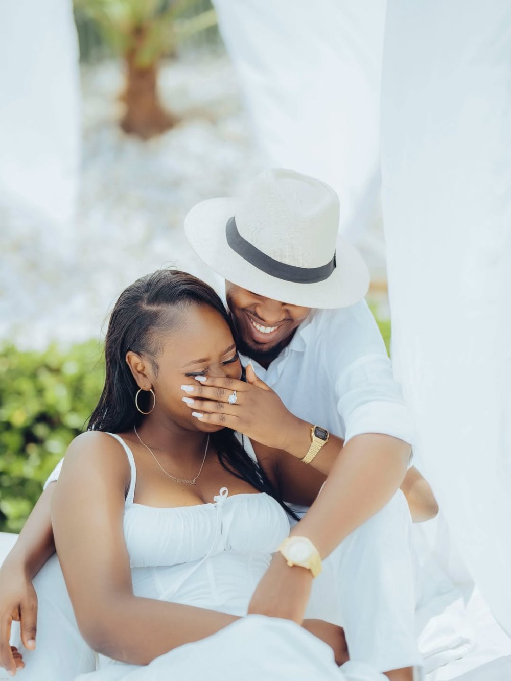 Umuhanzi Prosper Nkomezi, umaze kwamamara mu muziki wo kuramya no guhimbaza Imana, yambitse impeta umukunzi, Retina Nkurunziza. Bitegura kurushinga.